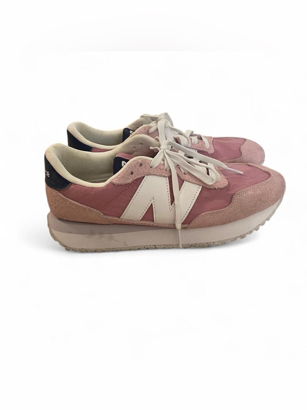 Pink new balance sneakers - Picture 2 of 5